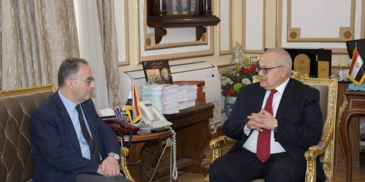 تعزيز مجالات التعاون المشترك بين جامعة القاهرة ونظيرتها الأمريكية في مصر