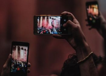 مؤتمر صحافة الموبايل يكرم الصحفيين والطلبة المتميزين