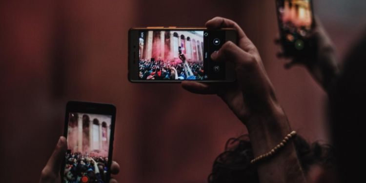 مؤتمر صحافة الموبايل يكرم الصحفيين والطلبة المتميزين