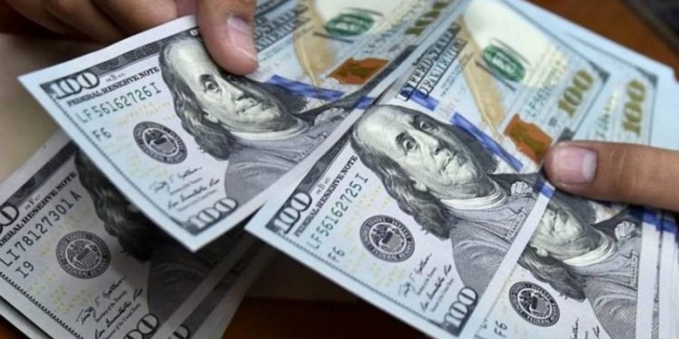 سعر الدولار في مصر.. لماذا رفع البنك المركزي الفائدة لأول مرة منذ 5 سنوات؟