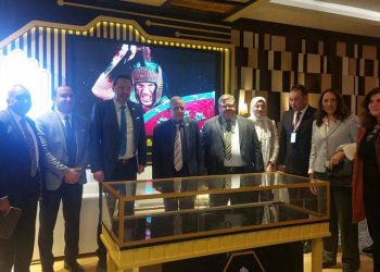 «مجاهد» يتفقد جناح مدرسة ايجيبت جولد بمعرض ايديوتك