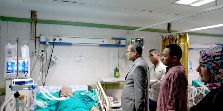 رئيس جامعة سوهاج يتفقد المستشفى الجامعي