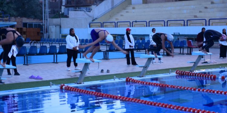 «تربية رياضية سوهاج» تنظم بطولة ودية للاعبي السباحة