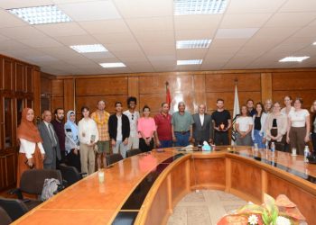 رئيس جامعة أسيوط يلتقي وفدًا طلابيًا دنماركيًا