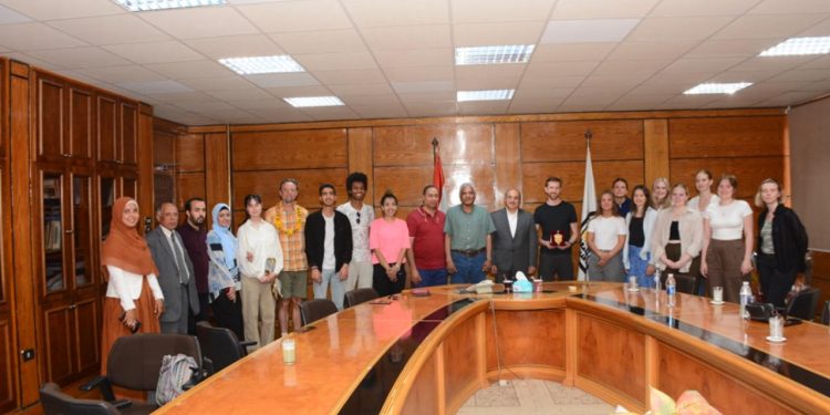 رئيس جامعة أسيوط يلتقي وفدًا طلابيًا دنماركيًا