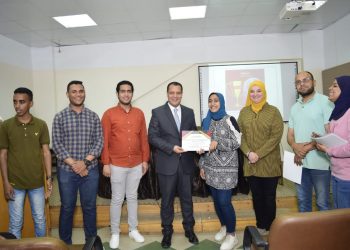 جامعة أسيوط تكرم الطلاب الحاصلين على المراكز الثلاثة الأولى في مسابقات اللجنة العلمية العليا