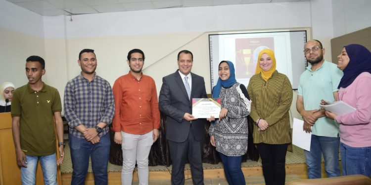 جامعة أسيوط تكرم الطلاب الحاصلين على المراكز الثلاثة الأولى في مسابقات اللجنة العلمية العليا