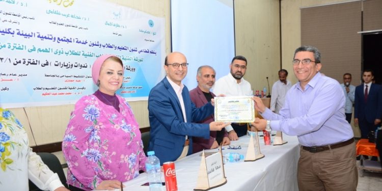 ختام الورشة الفنية لتنمية المواهب الفنية لطلاب ذوي الهمم بجامعة أسيوط