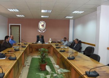 رئيس جامعة سوهاج يجتمع مع لجنة «الحاضنات التكنولوجية»