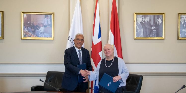 رئيس الجامعة البريطانية في مصر يوقع مذكرة تفاهم مع رئيس البرلمان العربي