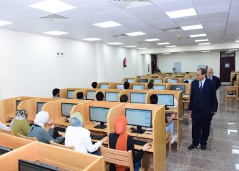 383 طالبًا بـ«طب سوهاج» يؤدون امتحان الميدترم إلكترونيًا