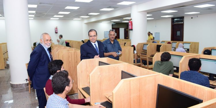 383 طالبًا بـ«طب سوهاج» يؤدون امتحان الميدترم إلكترونيًا