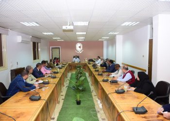 رئيس جامعة سوهاج يناقش خطة عمل الإدارات وتنفيذها