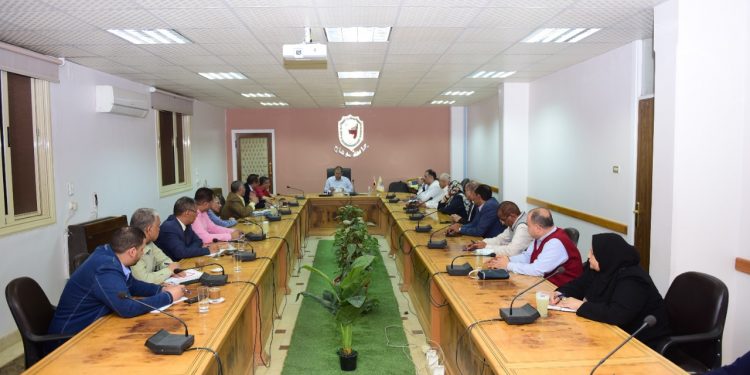 رئيس جامعة سوهاج يناقش خطة عمل الإدارات وتنفيذها