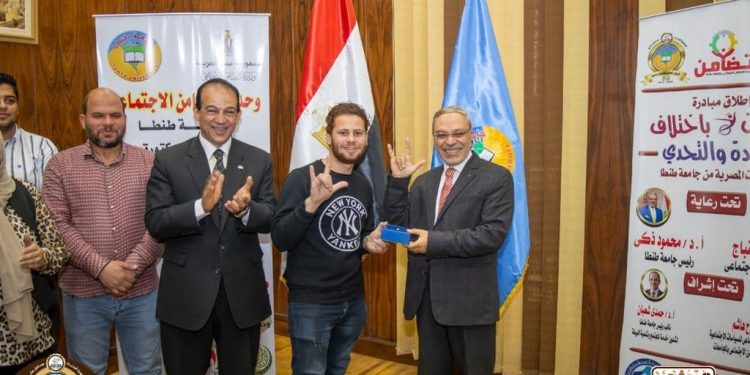 جامعة طنطا تقدم سماعات طبية للطلاب ضعاف السمع