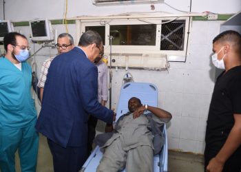 رئيس جامعة سوهاج يطمئن على مصابي حادث أتوبيس الصحراوي الشرقي