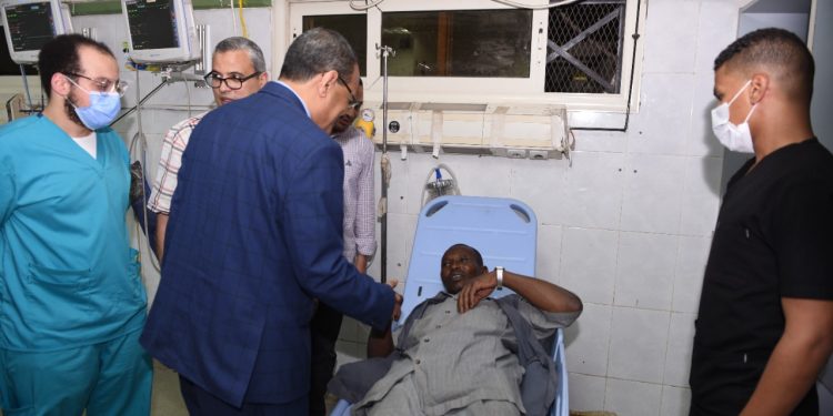 رئيس جامعة سوهاج يطمئن على مصابي حادث أتوبيس الصحراوي الشرقي