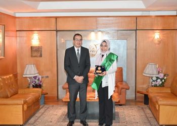 رئيس جامعة الفيوم يكرّم طالبة تفوقت في مسابقة الابتكارات العلمية