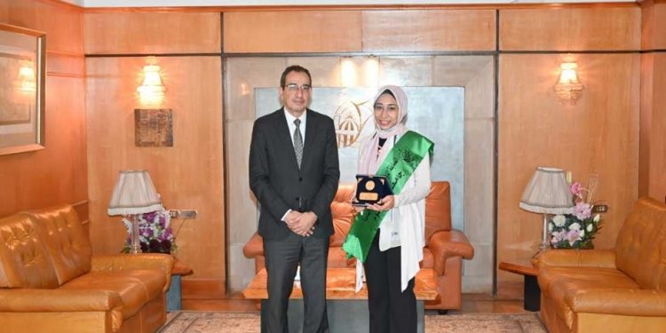 رئيس جامعة الفيوم يكرّم طالبة تفوقت في مسابقة الابتكارات العلمية
