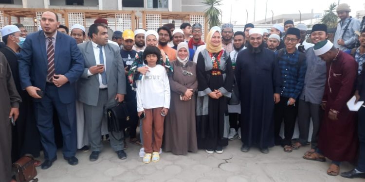 رئيس مركز تطوير الوافدين تشارك طلاب مدرسة الإمام الطيب إفطار رمضان