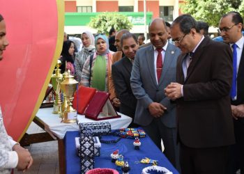 رئيس جامعة سوهاج يتفقد كلية العلوم ويشارك بالكرنفال الطلابي