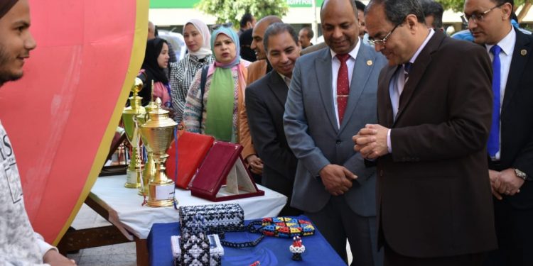 رئيس جامعة سوهاج يتفقد كلية العلوم ويشارك بالكرنفال الطلابي