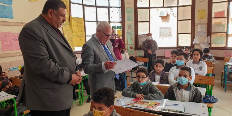 محافظ بورسعيد يتابع انتظام امتحانات الرابع الابتدائي ويوجه رسالة للطلاب