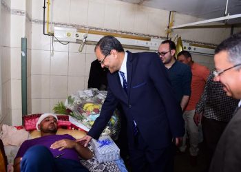 رئيس جامعة سوهاج يزور أحد أفراد إدارة السيارات للاطمئنان على حالته الصحية