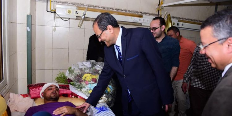 رئيس جامعة سوهاج يزور أحد أفراد إدارة السيارات للاطمئنان على حالته الصحية