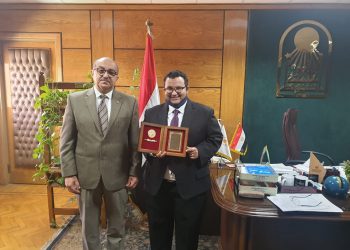 رئيس جامعة أسيوط يكرم مدرس بعلوم لحصوله على أعلى جائزة علمية في اليابان في الكيمياء