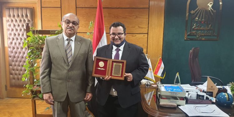رئيس جامعة أسيوط يكرم مدرس بعلوم لحصوله على أعلى جائزة علمية في اليابان في الكيمياء