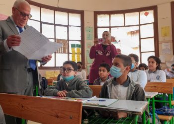 محافظ بورسعيد يتابع انتظام  امتحانات الرابع الابتدائي ويوجه رسالة للطلاب