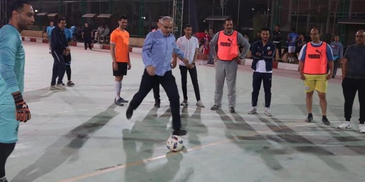 رئيس جامعة قناة السويس يشارك طلابه بفعاليات الدورة الرمضانية