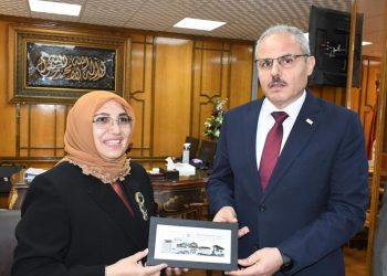 رئيس جامعة قناة السويس يستقبل وفد جامعة هداية الإندونيسية