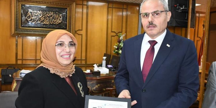 رئيس جامعة قناة السويس يستقبل وفد جامعة هداية الإندونيسية