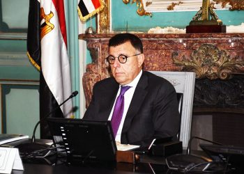 رئيس جامعة عين شمس يجري حوارًا موسعًا مع أعضاء هيئة التدريس المبعوثين في أكثر من 20 دولة