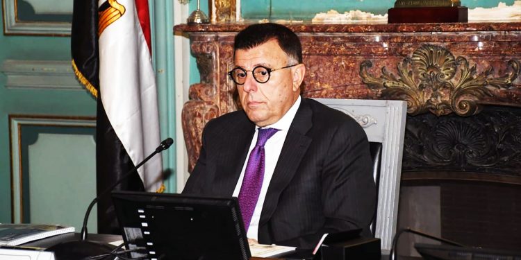 رئيس جامعة عين شمس يجري حوارًا موسعًا مع أعضاء هيئة التدريس المبعوثين في أكثر من 20 دولة