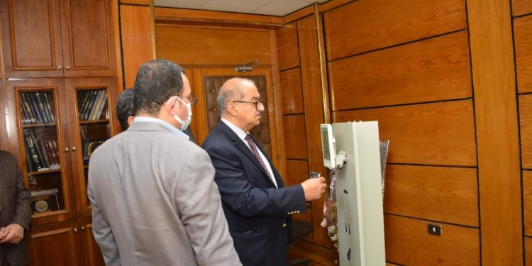 رئيس جامعة أسيوط يتابع خطوات تطبيق الكارت الذكى