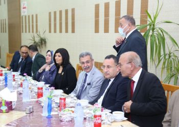 رئيس جامعة الإسكندرية يشارك طلاب المدينة الجامعية إفطار رمضان