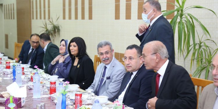 رئيس جامعة الإسكندرية يشارك طلاب المدينة الجامعية إفطار رمضان