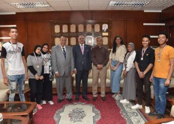 رئيس جامعة الأقصر يكرم الطلاب الفائزين في مهرجان التميز الرياضي