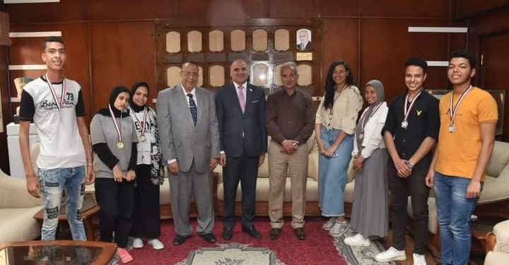 رئيس جامعة الأقصر يكرم الطلاب الفائزين في مهرجان التميز الرياضي