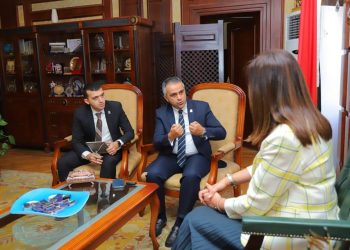 وزارة الهجرة ومؤسسة شباب القادة تبحثان التعاون لخدمة الدراسين بالخارج