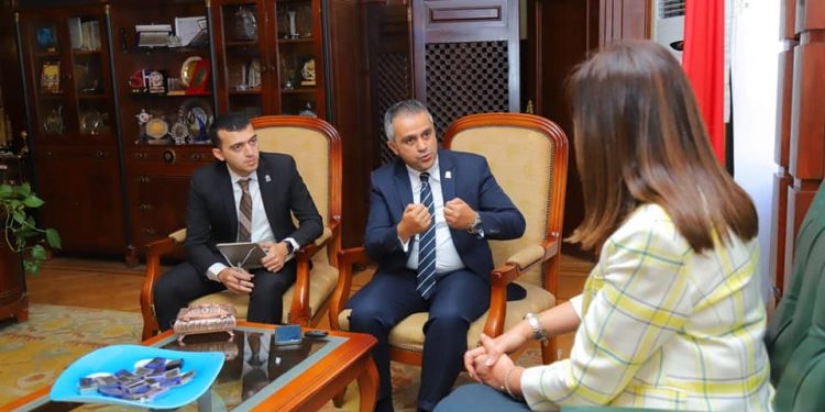 وزارة الهجرة ومؤسسة شباب القادة تبحثان التعاون لخدمة الدراسين بالخارج