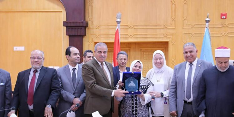 مجلس جامعة الأزهر يهنئ الدكتور خالد مخيمر لانتخابه عضوًا بالأكاديمية الإفريقية للعلوم ويكرم طلاب نموذج المحاكاة