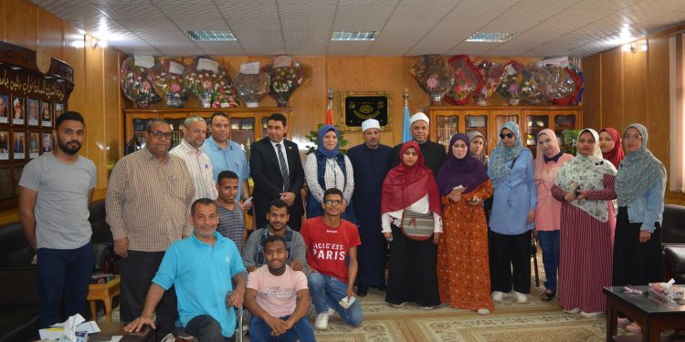نائب رئيس جامعة الأزهر يكرم أبنائه الطلاب من ذوى الهمم المتميزين فى ختام  الأنشطة الطلابية