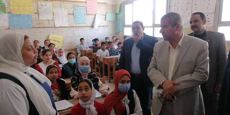 وكيل تعليم الشرقية يتابع انتظام سير العملية التعليمية بمدراس ديرب نجم