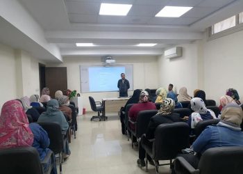 تطوير الوافدين بالأزهر ينظم دورة تدريبية للمعلمين عن كيفية استخدام جهاز عرض البيانات (البروجيكتور)