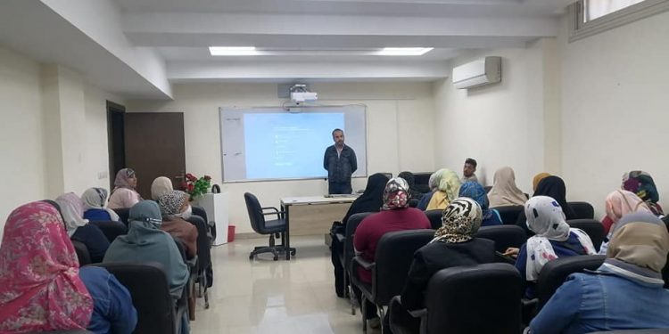 تطوير الوافدين بالأزهر ينظم دورة تدريبية للمعلمين عن كيفية استخدام جهاز عرض البيانات (البروجيكتور)