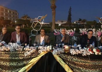 رئيس جامعة قناة السويس يشارك الطواقم الطبية بالمستشفيات الجامعية إفطار رمضان